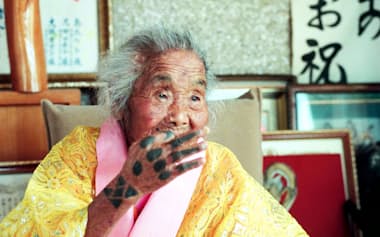 両手にハジチを施した101歳の女性(1990年9月、沖縄県うるま市、山城博明撮影)