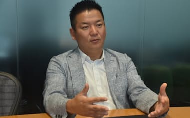 日本経済新聞の取材に応えるU-NEXTの堤天心社長(10月、東京都品川区)