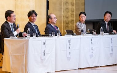 京都、大阪、神戸の3大学の学長らを招いたシンポジウムで討論する(左から)湊、熊ノ郷、藤澤、松本、嶋田の各氏(21日、大阪市北区)