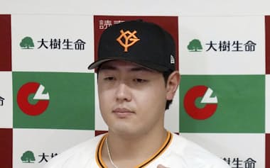 月間MVPを受賞した巨人・岡本(21日、東京ドーム)=共同