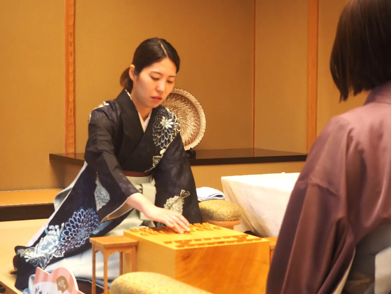 将棋・女流王座戦第1局始まる 福間香奈女流王座vs西山朋佳女流二冠、定番の相振り飛車 - 日本経済新聞