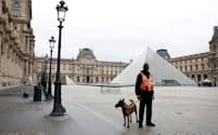 盗難被害にあったルーヴル美術館(20日、パリ)=ロイター