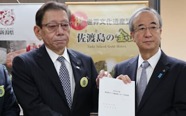 花角知事㊨と県中小企業団体中央会の浜田忠博会長(21日、新潟県庁)