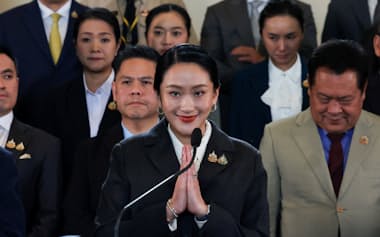 憲法裁判所による解職命令を受けて記者会見するペートンタン前首相(8月末、バンコク)=ロイター