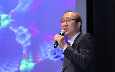 講演する京都大学の北川進特別教授(22日、東京都江戸川区)