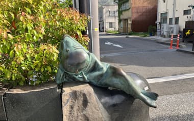 妖怪の像が観光客に人気の水木しげるロード©水木プロダクション(鳥取県境港市)
