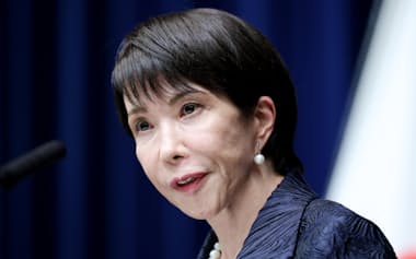 就任会見で、質問に答える高市早苗首相(21日、首相官邸)=代表撮影