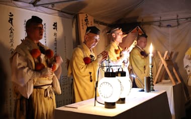 葛城灌頂会での宮城門主(左から2人目)=聖護院門跡提供
