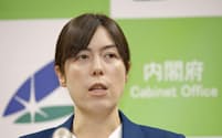 就任から一夜明け、記者団の取材に応じる小野田経済安保相(22日、東京・永田町)=共同