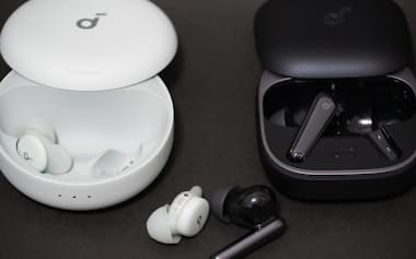 睡眠特化型の小型イヤホン㊧と日常使いの完全ワイヤレスイヤホン「Soundcore Liberty 5」㊨