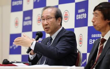記者会見する京都大学の北川進特別教授(左)=22日、東京都江戸川区