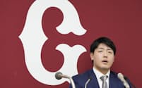 記者会見するプロ野球巨人の岡本和真内野手(22日、東京都内の球団事務所)=共同