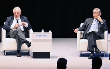 対談する黒田・日銀前総裁(右)とマーティン・ウルフFTチーフ・エコノミクス・コメンテーター(22日、東京都千代田区)