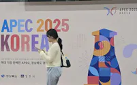 慶州市内に掲げられたAPEC首脳会議の広告(8月)=安成福撮影
