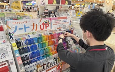 ゼブラは、PXCが開発した三つ折りできるPOPを導入した。