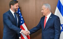 イスラエルのネタニヤフ首相㊨と会談するバンス米副大統領(22日、エルサレム)=イスラエル政府報道室提供