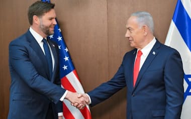 イスラエルのネタニヤフ首相㊨と会談するバンス米副大統領(22日、エルサレム)=イスラエル政府報道室提供