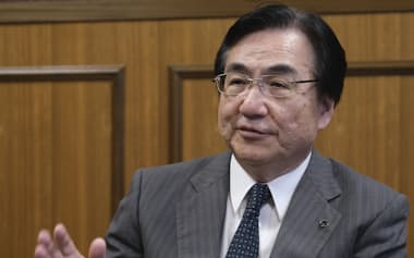 インタビューを受ける冨永悌二・東北大学長(仙台市)