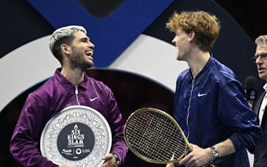 サウジアラビアで開催されたエキシビションマッチの表彰式でヤニク・シナー㊨と談笑するカルロス・アルカラス=ロイター