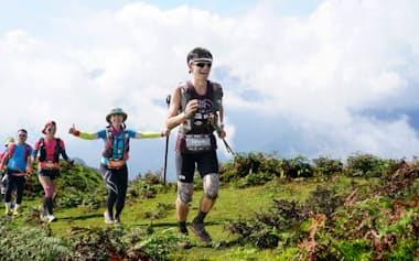ベトナムの山岳地帯を走る筆者㊨。100キロを20時間47分18秒で走破し、50代の参加者で2位だった