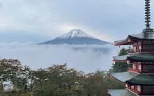 初冠雪した富士山(23日午前、山梨県富士吉田市)=同市提供 初冠雪した富士山(23日午前、山梨県富士吉田市)=同市提供
