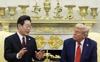 会談するトランプ大統領(右)と韓国の李在明大統領(8月25日、ホワイトハウス)=AP・共同