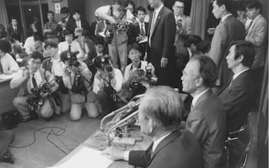 連立政権から離脱すると会見する村山社会党委員長=1994年4月26日午前1時半、社会党本部。