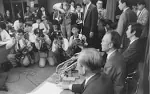 連立政権から離脱すると会見する村山社会党委員長=1994年4月26日午前1時半、社会党本部。 連立政権から離脱すると会見する村山社会党委員長=1994年4月26日午前1時半、社会党本部。