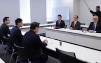 ガソリン暫定税率廃止に関する協議に臨む野党6党の実務担当者(23日午前、国会内)