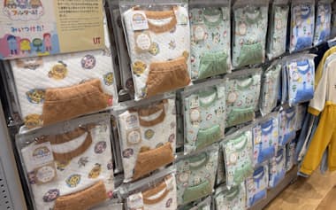「ユニクロららぽーと柏の葉店」で先行販売する商品(23日、千葉県柏市)