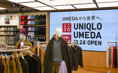 報道陣に公開されたユニクロの西日本最大のグローバル旗艦店「UNIQLO UMEDA」(23日、大阪市北区)