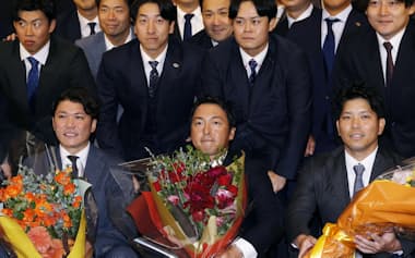ドラフトに、降ってわいた広島移籍と予期せぬ出来事に見舞われたが、巨人・長野久義(前列中央)はすべてを受け止めて歩んできた(現役引退表明の記者会見後、坂本勇人=前列左=らと)=共同