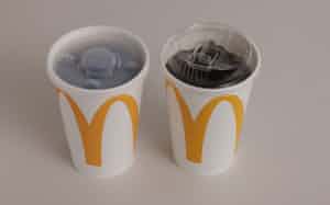 マクドナルドが導入するストロー不要でそのまま飲めるフタ㊨と従来のフタ㊧ マクドナルドが導入するストロー不要でそのまま飲めるフタ㊨と従来のフタ㊧
