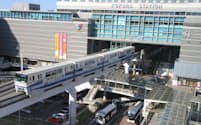 JR小倉駅の駅ビルにモノレールが乗り入れる姿は北九州市を代表する風景のひとつ