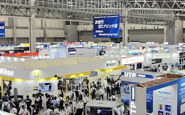 金属AM技術などを紹介する「次世代3Dプリンタ展」の様子(7月、千葉市)