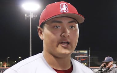 2月、試合後に取材に応じる米スタンフォード大の佐々木麟太郎=ロサンゼルス近郊(共同)