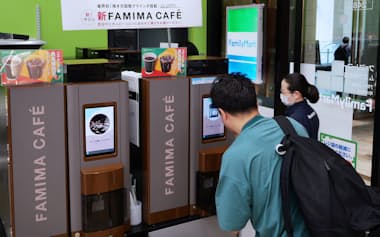 コーヒーマシンの使い方などを手話で相談できる(東京都港区のファミマ店舗)
