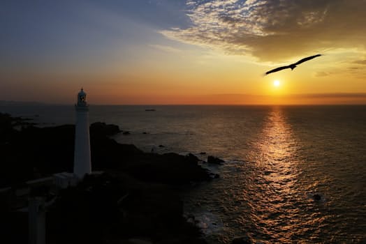 物語の最後、康平が訪れた日御碕灯台。水面を輝かせる夕日が日本海に沈んだ=今井拓也撮影 物語の最後、康平が訪れた日御碕灯台。水面を輝かせる夕日が日本海に沈んだ=今井拓也撮影