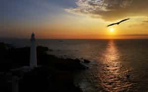 物語の最後、康平が訪れた日御碕灯台。水面を輝かせる夕日が日本海に沈んだ=今井拓也撮影 物語の最後、康平が訪れた日御碕灯台。水面を輝かせる夕日が日本海に沈んだ=今井拓也撮影