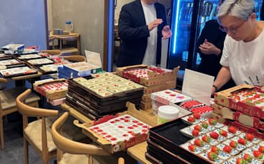 香港で開いた秋田の夏秋イチゴ試食会(23日)=秋田夏響協議会提供