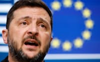 EU首脳会議にウクライナのゼレンスキー大統領も参加した(23日、ブリュッセル)=AP