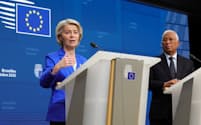 23日のEU首脳会議後に記者会見するフォンデアライエン欧州委員長㊧とコスタ大統領(ブリュッセル)
