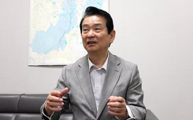 インタビューに答える東京商工リサーチの河原社長(24日、仙台市)