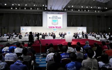 東京都内のホテルで開かれたプロ野球ドラフト会議=23日午後