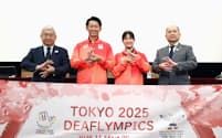 デフリンピックを共生社会の実現に生かすことが重要だ(16日、記者会見でポーズをとる選手ら)=共同