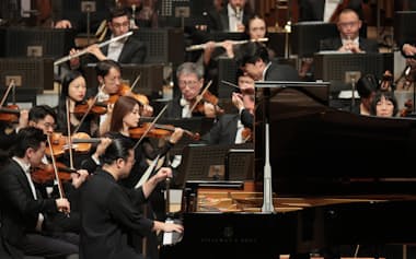香港フィルと溶け合うような演奏を見せたピアニストの反田恭平(写真手前)©Keith Hiro/HK Phil