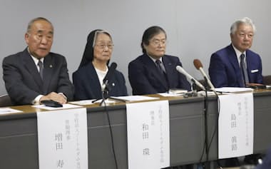 記者会見するノートルダム女学院、ヴィアトール学園両学校法人の関係者(23日、京都市上京区)=共同