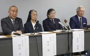 記者会見するノートルダム女学院、ヴィアトール学園両学校法人の関係者(23日、京都市上京区)=共同 記者会見するノートルダム女学院、ヴィアトール学園両学校法人の関係者(23日、京都市上京区)=共同