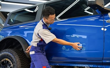 KeePer技研は自動車コーティング剤の大手だ(コーティング施工風景)
