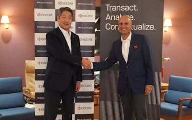 京セラコミュニケーションシステムの河之口達也社長㊧とシングルストアのラジ・ヴェルマCEO(23日)